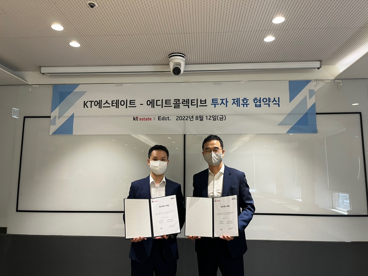 ▲임채환(오른쪽) KT에스테이트 ICT부동산본부장과 전주형(왼쪽) 에디트콜렉티브 대표가 투자 제휴 협약식 체결 후 기념촬영을 하고 있다.  (사진제공=KT에스테이트)