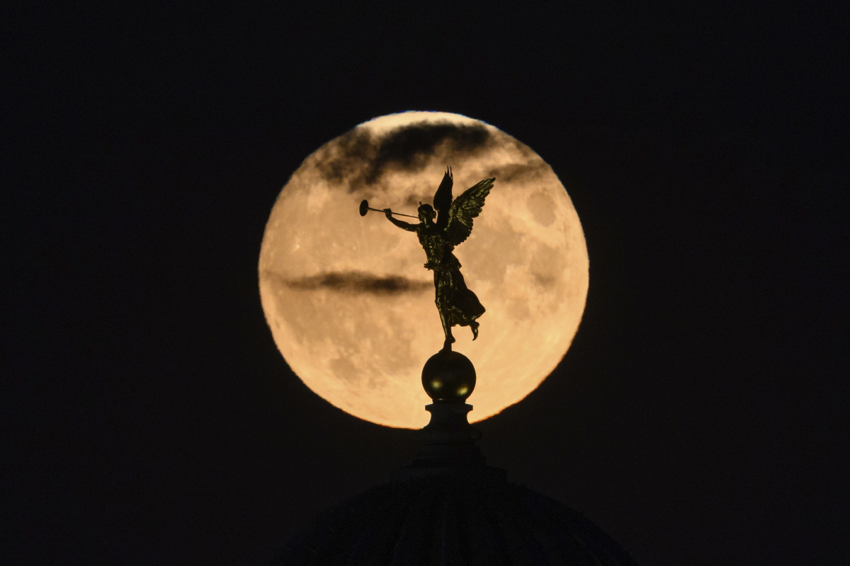 ▲11일(현지시간) 독일 드레스덴의 파인아트 아카데미에 있는 천사상 뒤로 슈퍼문이 뜨고 있다. (AP/뉴시스)

