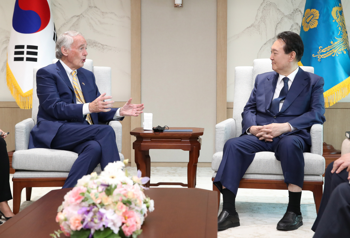 ▲12일 오후 윤석열 대통령이 미국 상원 외교위 동아태소위원장인 에드 마키 의원을 접견했다. (연합뉴스)