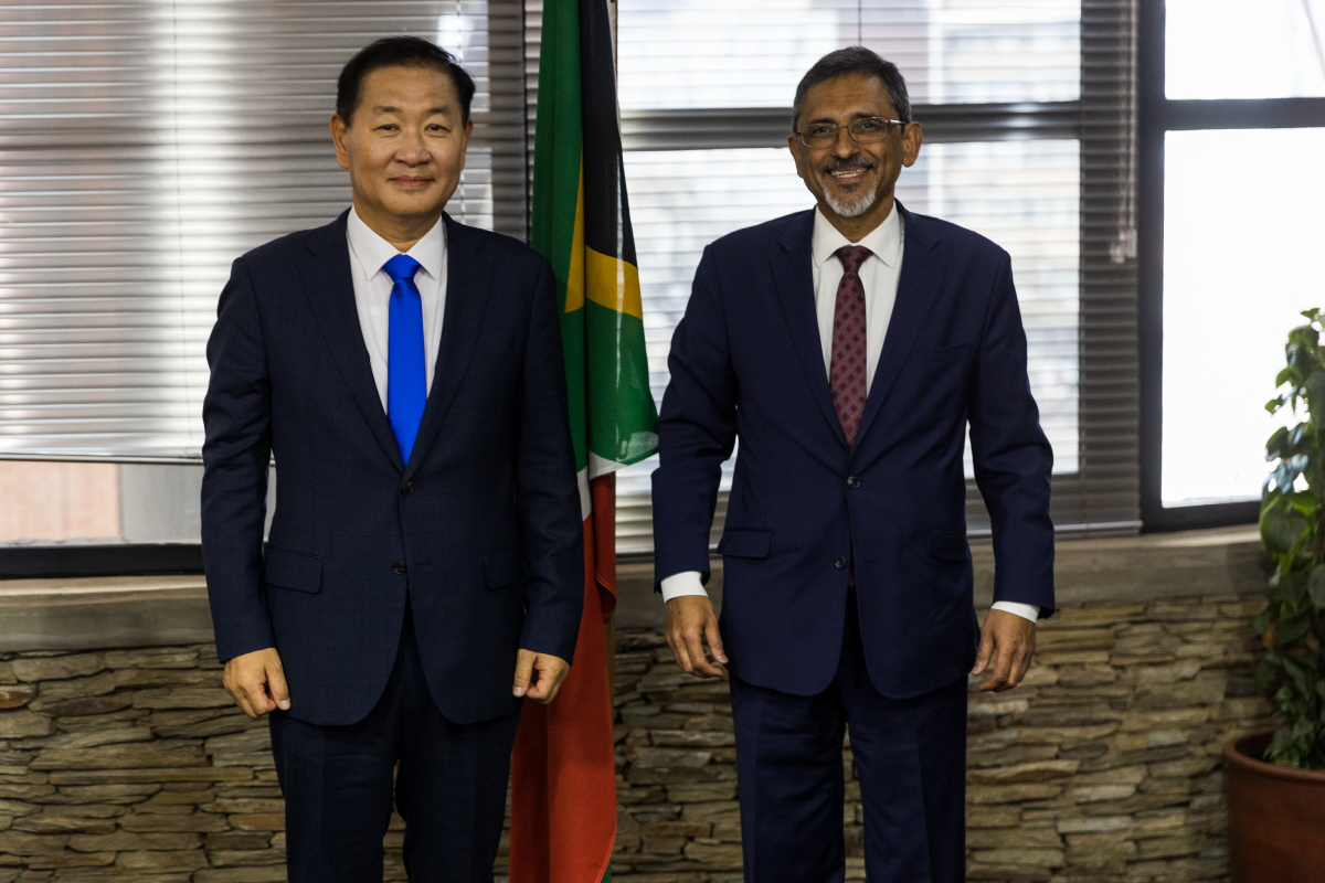 ▲삼성전자 DX부문장 한종희 부회장(사진 왼쪽)이 11일(현지시간) 남아프리카공화국 행정수도 프리토리아에서 이브라힘 파텔 통상산업부장관을 만나 삼성전자 주요 활동을 논의하고 '2030 부산엑스포' 유치 활동을 지원했다. (제공)