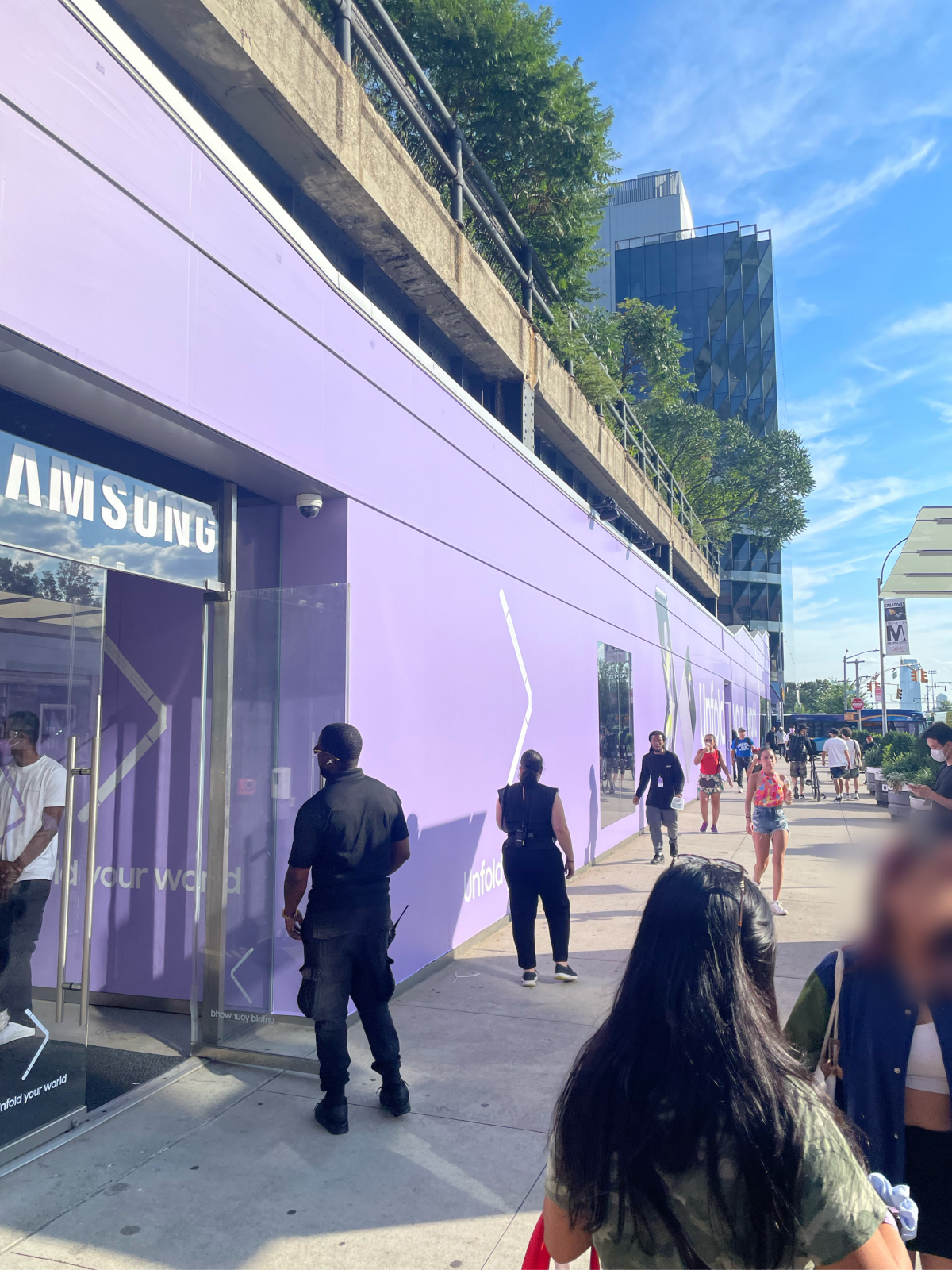 ▲11일(현지시간) 미국 뉴욕 중심부에 있는 보라색으로 꾸며진 갤럭시 체험형 팝업스토어 (강태우 기자 burning@)