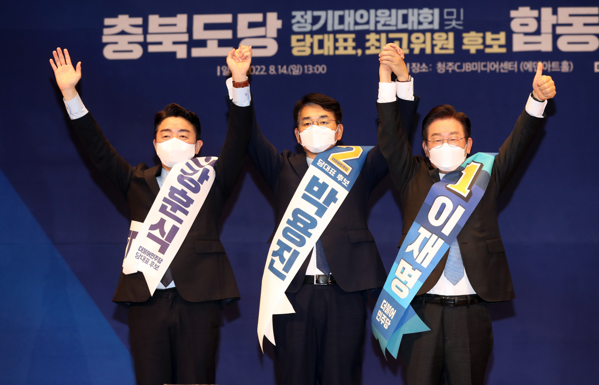 ▲14일 충북 청주시 CJB 컨벤션센터에서 열린 더불어민주당 당 대표·최고위원 후보 합동연설회에서 당 대표 후보들이 당원들에게 인사하고 있다. 왼쪽부터 강훈식, 박용진, 이재명 후보. (청추=연합뉴스)