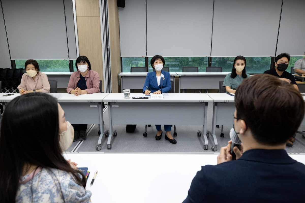 ▲한화진 환경부장관이 6월 23일 오후 충북 청주시 오송읍에 위치한 온실가스종합정보센터를 방문해 소속 직원들과 간담회를 진행하고 있다. (사진제공=환경부)