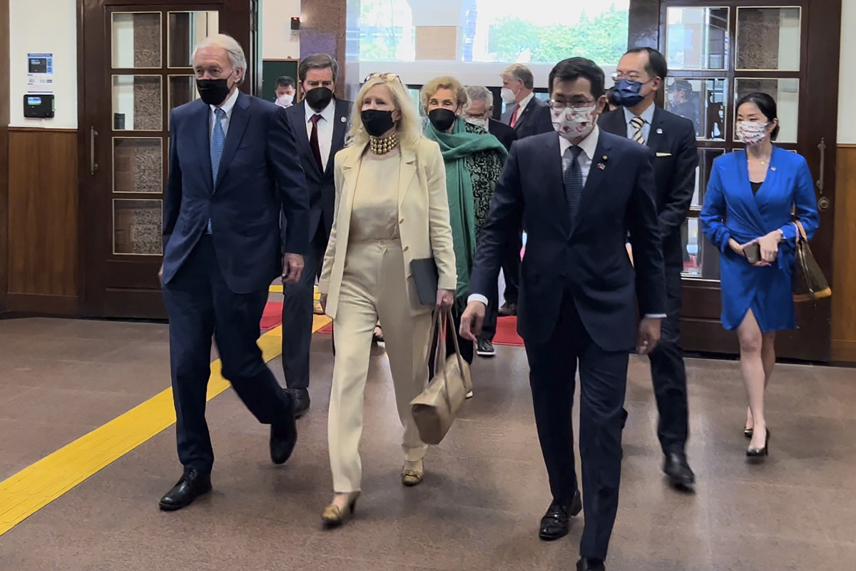 ▲민주당 소속의 에드 마키(왼쪽) 상원의원을 비롯한 미국 의회 대표단이 15일 대만 입법원을 방문하고 있다. 타이베이/AP뉴시스
