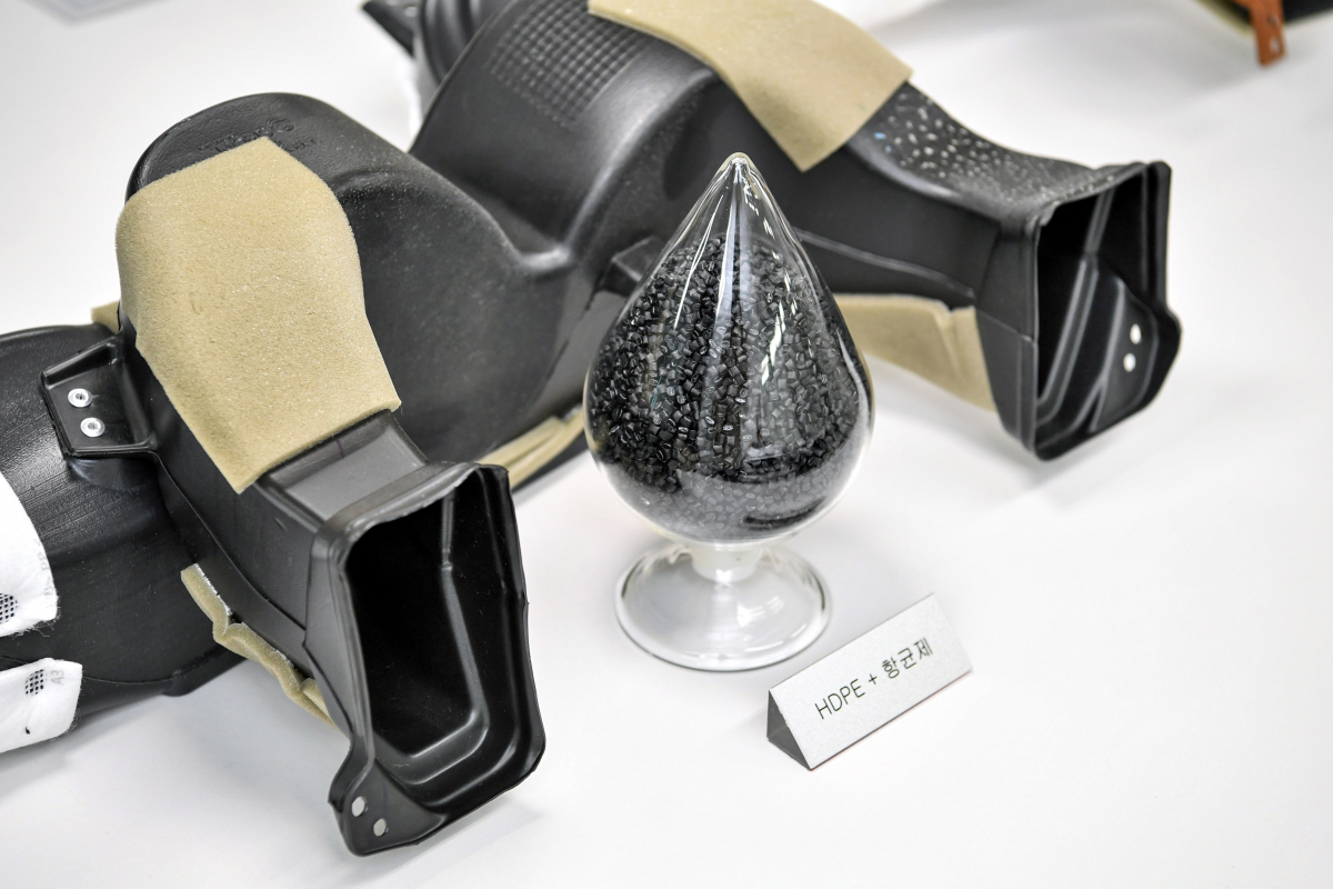 ▲차량 내부에 신선한 공기질 유지를 위해 부유세균, 곰팡이 등에 99.9% 항균 성능을 보유한 현대모비스의 항균 기능 에어덕트. (사진제공=현대모비스)