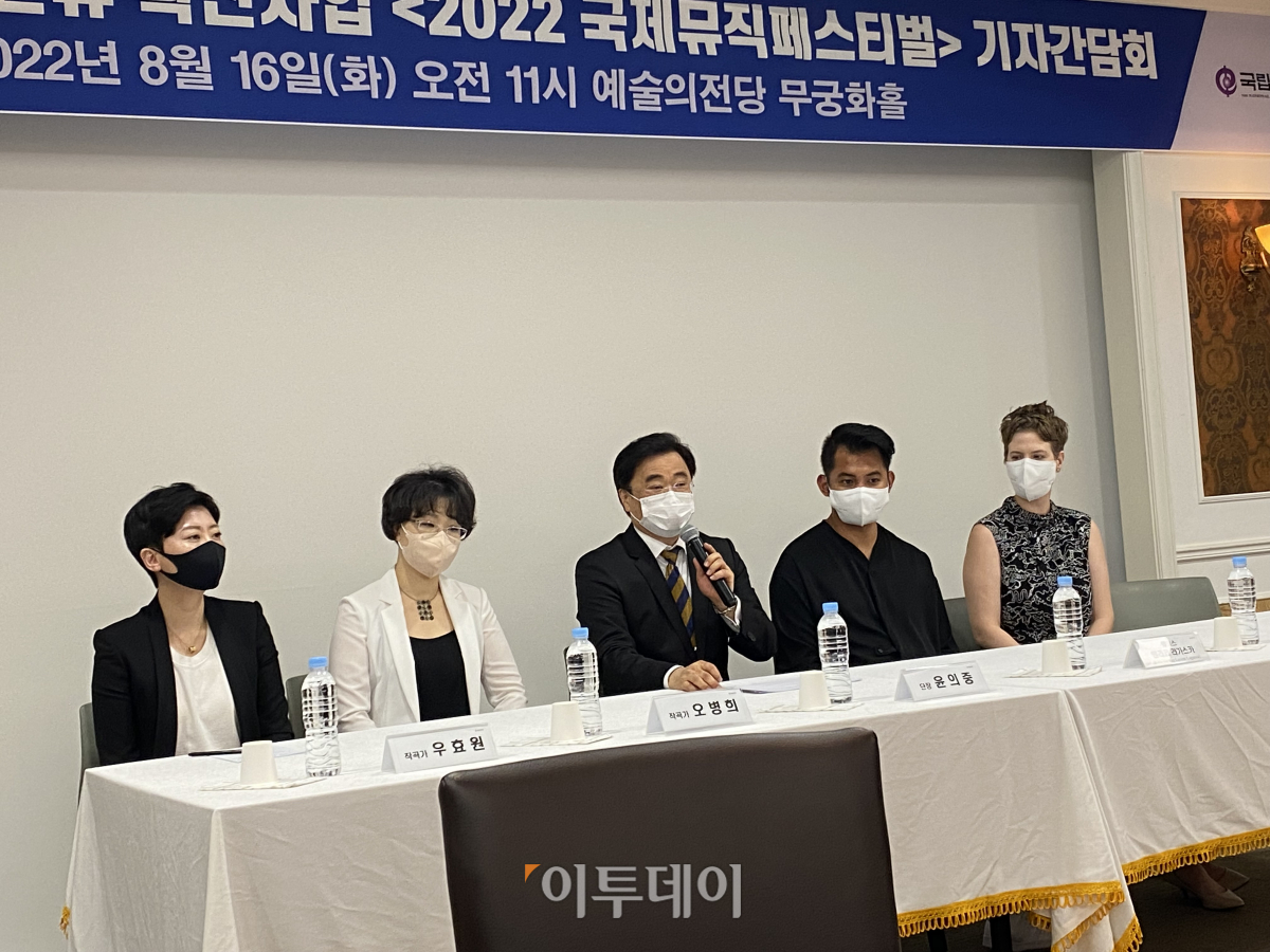 ▲윤의중 국립합창단장(가운데)이 16일 오전 서울 서초구 예술의전당에서 열린 기자간담회에서  ‘2022 국제뮤직페스티벌’에 관한 기자들의 질문에 답변하고 있다. (송석주 기자 ssp@)