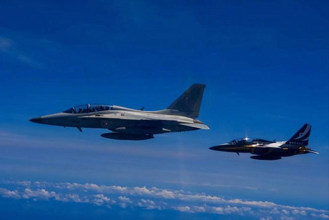 ▲공군 블랙이글스 T-50B와 필리핀 공군의 FA-50PH가 편대비행을 하고 있다. (사진제공=KAI)