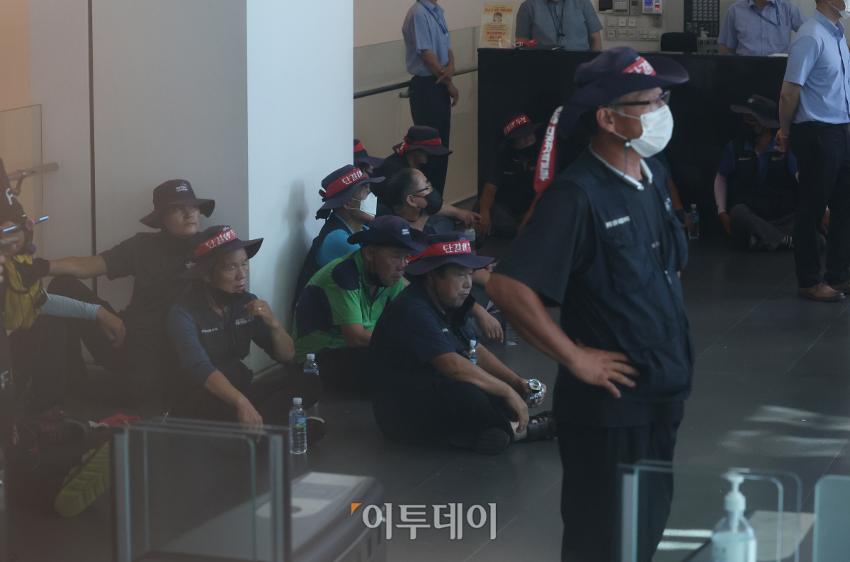 ▲하이트진로 본사 점거 농성중인 화물연대 조합원들
 (조현욱 기자 gusdnr8863@ )