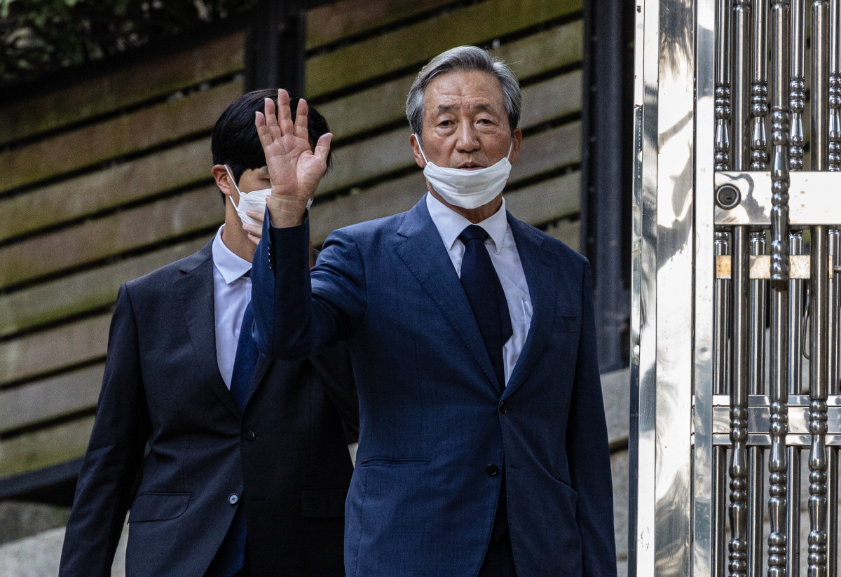 ▲정몽준 아산나눔재단 명예이사장이 16일 오후 고(故) 정주영 현대그룹 명예회장의 부인인 고 변중석 여사의 15주기 제사를 지내기 위해 서울 종로구 청운동 정 전 명예회장 자택으로 들어가다 취재진에게 손을 들어 인사하고 있다. (연합뉴스)
