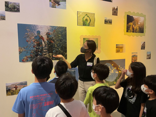 ▲DL그룹 직원 자녀들이 서울 성동구에 위치한 디뮤지엄에서 《어쨌든, 사랑: Romantic Days》 전시를 관람하고 있다. (사진제공=디뮤지엄)