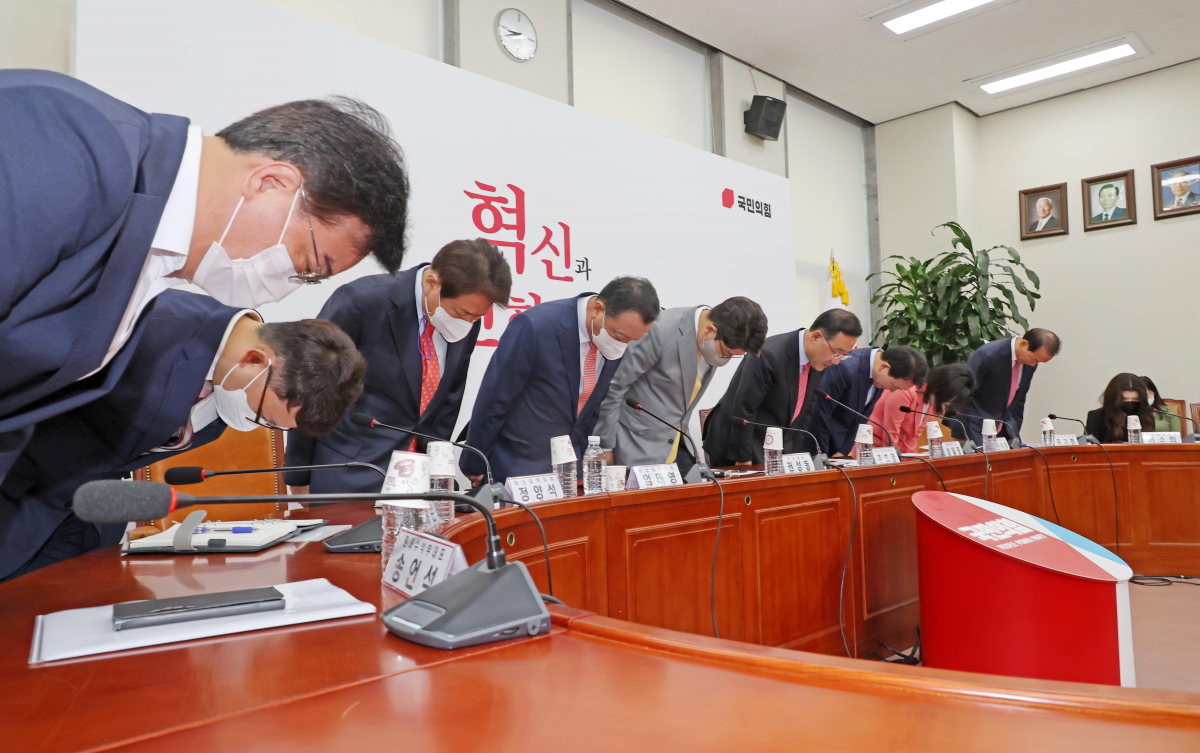 ▲[서울=뉴시스] 최진석 기자 = 주호영 국민의힘 비대위원장이 18일 국회에서 열린 국민의힘 비상대책위원회의에 앞서 비대위원들과 사과의 인사를 하고 있다. (공동취재사진) 2022.08.18. photo@newsis.com