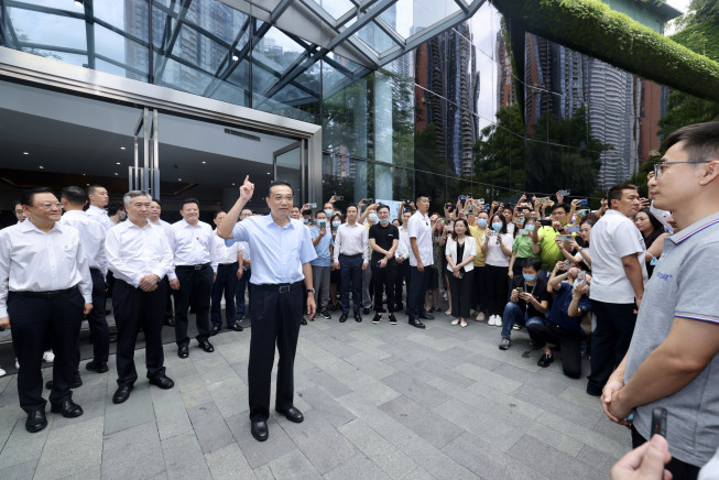 ▲17일 리커창 중국 총리가 중국 광둥성 선전의 기술혁신구를 방문하고 있다. 선전/신화뉴시스