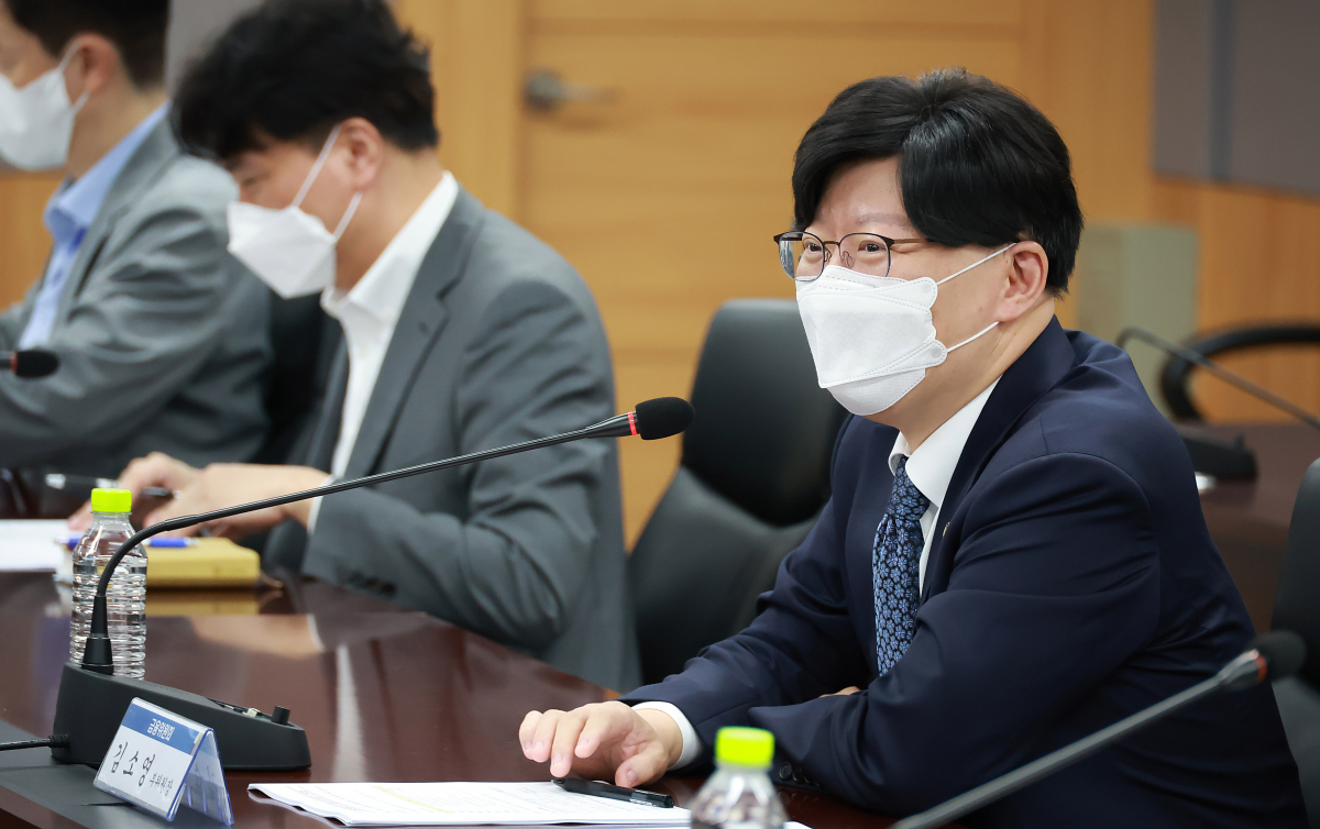 ▲김소영 금융위원회 부위원장이 18일 오전 서울 종로구 정부서울청사에서 개최한 금융산업리스크 대응 관련 민간전문가 간담회에서 금융산업 전반의 리스크 요인 및 대응방향에 대한 전문가들의 의견을 청취했다. (금융위원회)