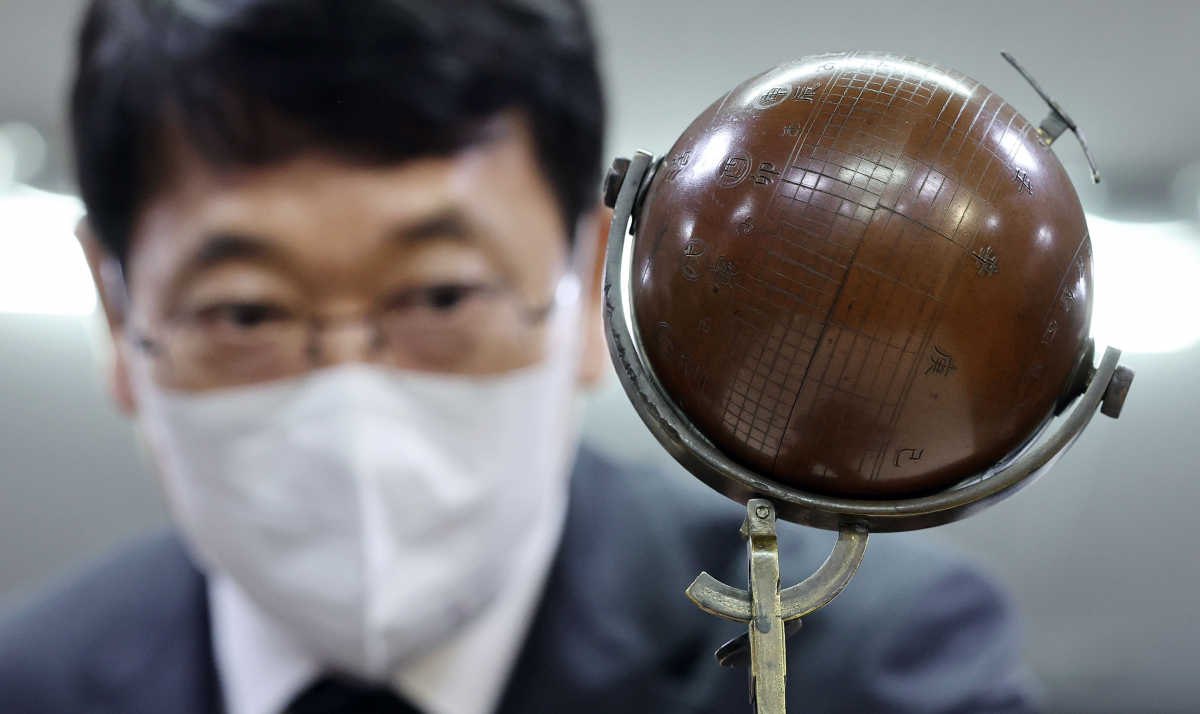 ▲최응천 문화재청장이 18일 오전 서울 종로구 국립고궁박물관에서 공개된 소형 해시계 '일영원구'를 살펴보고 있다. (연합뉴스)