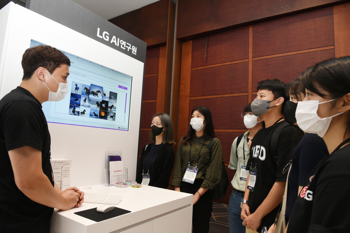 ▲서울 코엑스에서 열린 '2022 인공지능대학원 심포지엄' LG AI연구원 부스 담당자가 초거대 멀티모달 AI 'EXAONE(엑사원)' 기술을 설명하고 있다. (제공=LG)