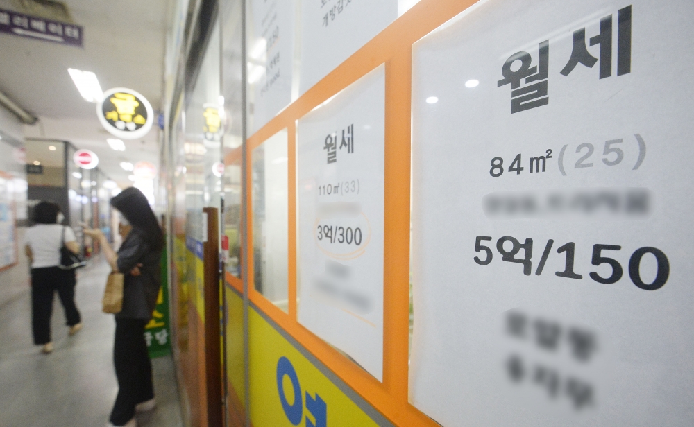 ▲서울 시내의 한 부동산에 전·월세 상담 안내문이 붙어 있다. (조현호 기자 hyunho@)