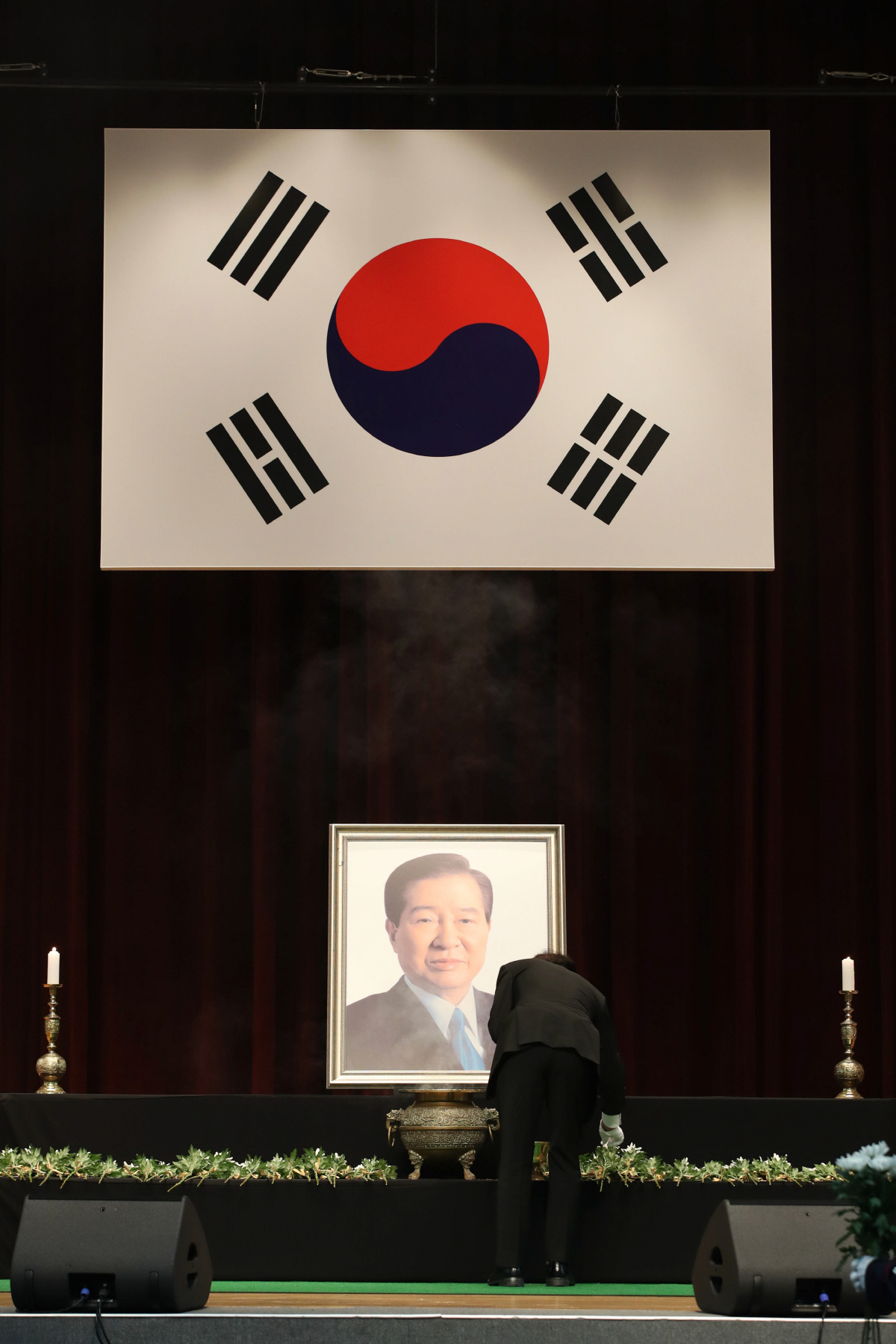 ▲18일 오전 서울 동작구 국립서울현충원 현충관에서 열린 김대중 전 대통령 서거 13주기 추도식에서 참석자들이 헌화하고 있다.(국회사진기자단)