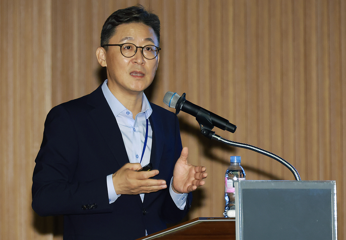 ▲권대영 금융위원회 금융정책국장이 18일 오후 서울 중구 대한상공회의소에서 새출발기금 관련 금융권 의견수렴 및 소통을 위한 설명회를 발표 및 취재진과 질의응답을 진행하고 있다. (금융위원회)