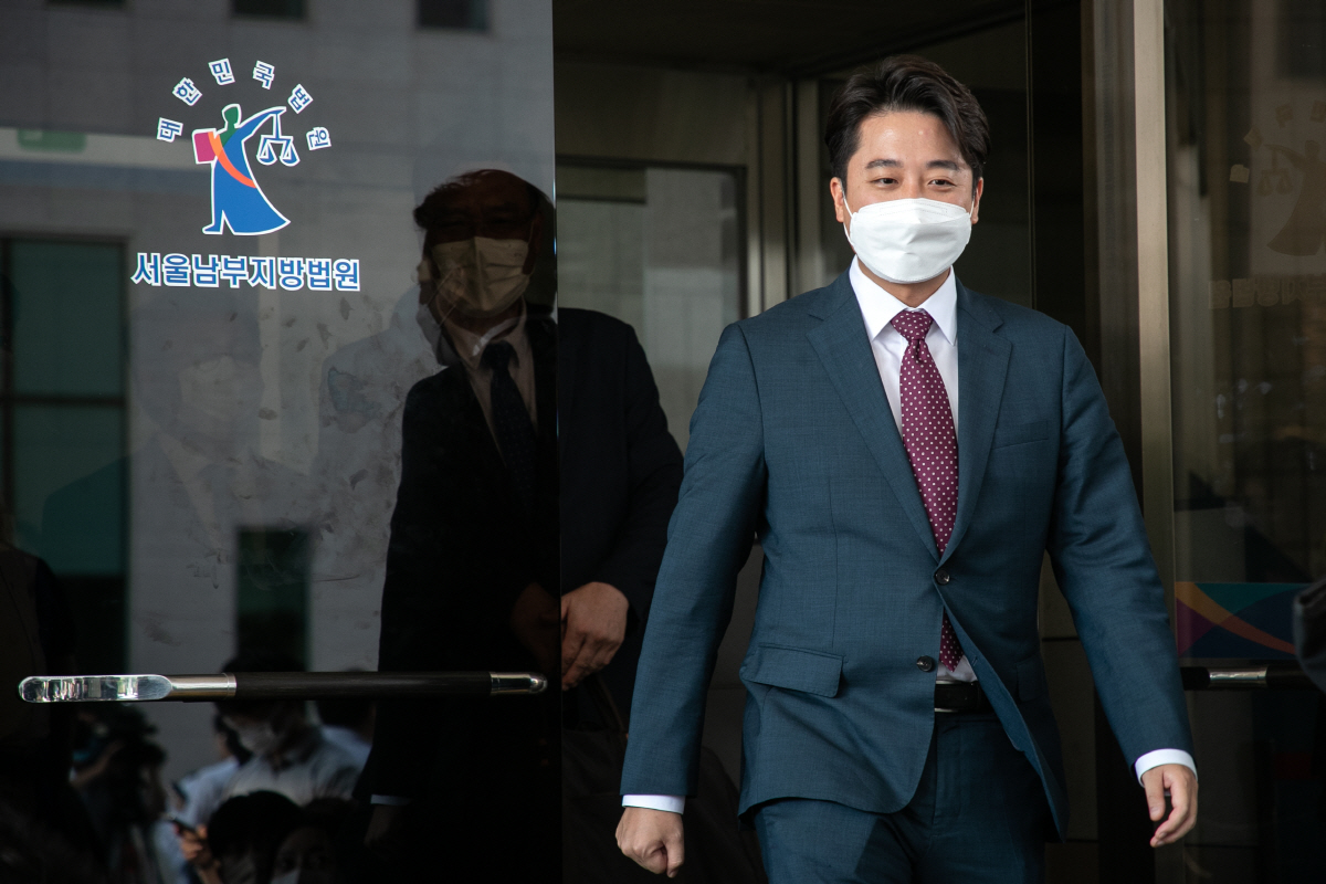 ▲국민의힘 이준석 전 대표가 17일 오후 양천구 서울남부지방법원에서 열린 당 비상대책위원회 효력정지 가처분 신청 사건의 심문을 마친 후 법원을 빠져나오고 있다. (연합뉴스)
