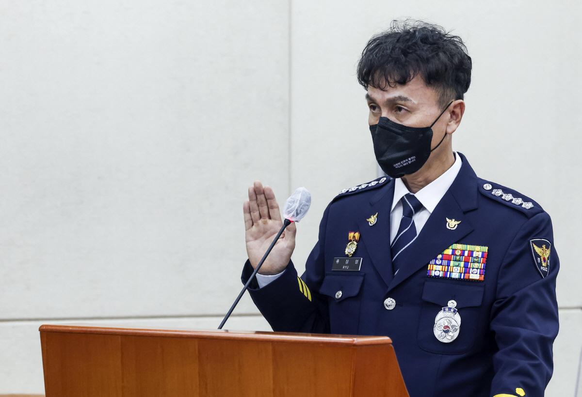 ▲(뉴시스) ‘총경 회의’를 주도해 징계를 받은 류삼영 총경이 18일 국회 행정안전위원회 전체회의에 증인으로 출석해 선서를 하고 있다.
