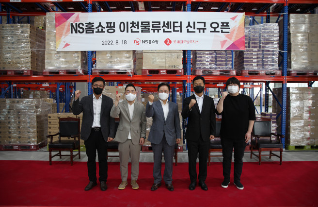 ▲왼쪽부터 롯데글로벌로지스 권순근 본부장, 로젠택배 심희석 본부장, NS홈쇼핑 조항목 대표이사, 팀프레시 이성일 대표이사, VtoV권민구 이사(사진제공=NS홈쇼핑)