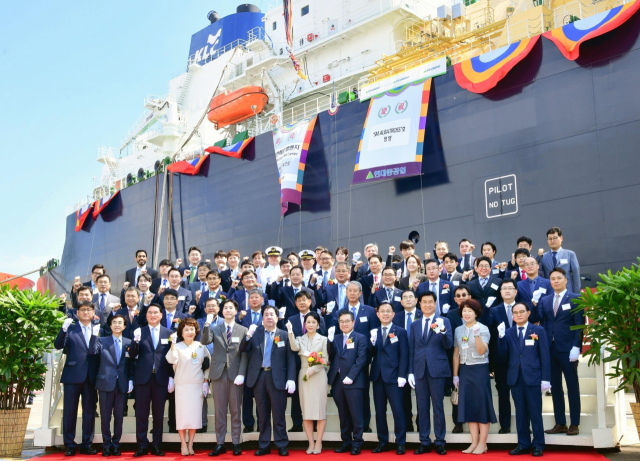 ▲지난 18일 울산 현대중공업 조선소에서 개최된 ‘SM 알바트로스호’ 명명식에서 참석자들이 기념촬영하고 있다. (사진제공=대한해운엘엔지  )
