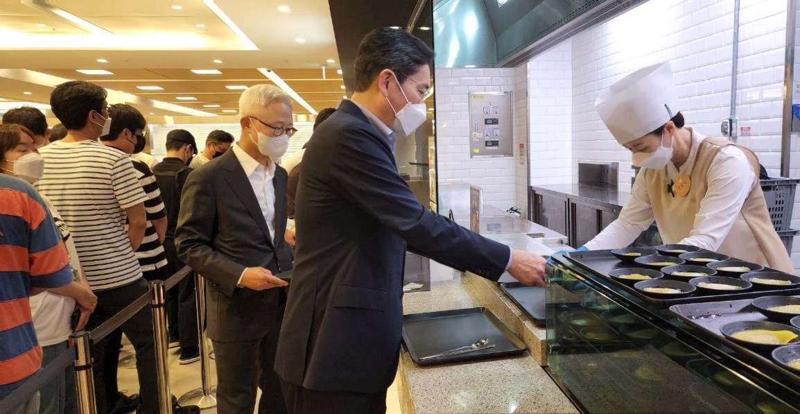 ▲기흥 반도체R&D단지 기공식에 앞서 구내식당에서 식사를 하기 위해 배식을 받고 있는 이재용 부회장. (제공=삼성전자)