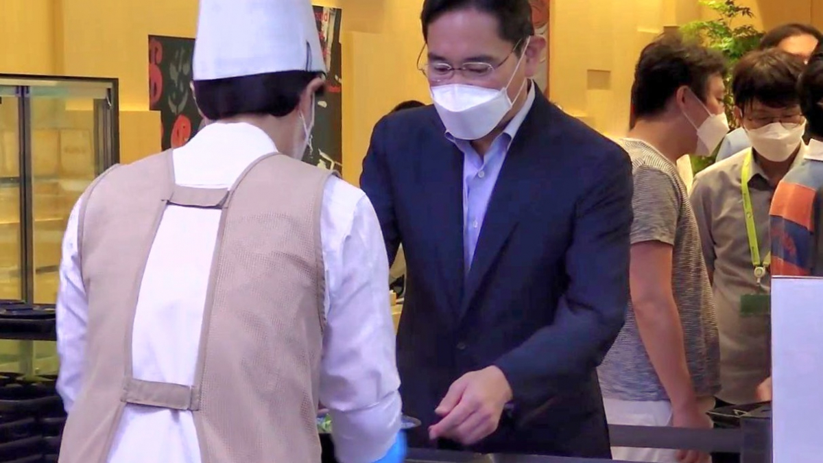 ▲이재용 삼성전자 부회장이 기흥캠퍼스 구내식당에서 점심을 배식받고 있다.  (제공=삼성전자)