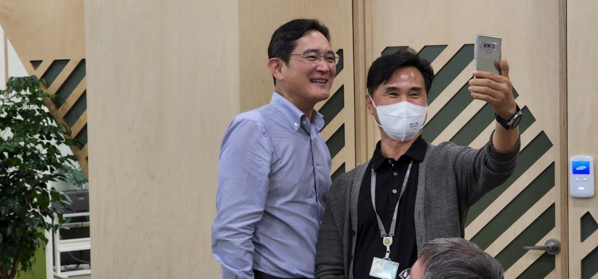 ▲이재용 삼성전자 부회장이 화성캠퍼스 한 직원 가족과 영상통화를 하고 있다.  (제공=삼성전자)