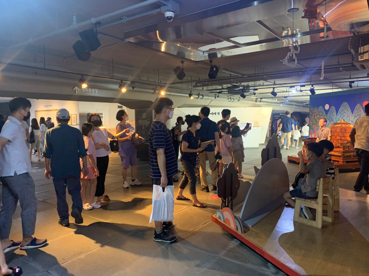 ▲세종‧충무공 이야기 전시공간에 시민들이 모여 사진을 찍고 있다. (사진제공=서울시)