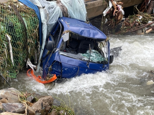 ▲지난 14일 오전 1시 44분께 충남 부여군 은산면 나령리 은산천 인근에서 폭우로 운전자와 동승자가 사라진 채 발견된 트럭. (사진제공=충남경찰청)