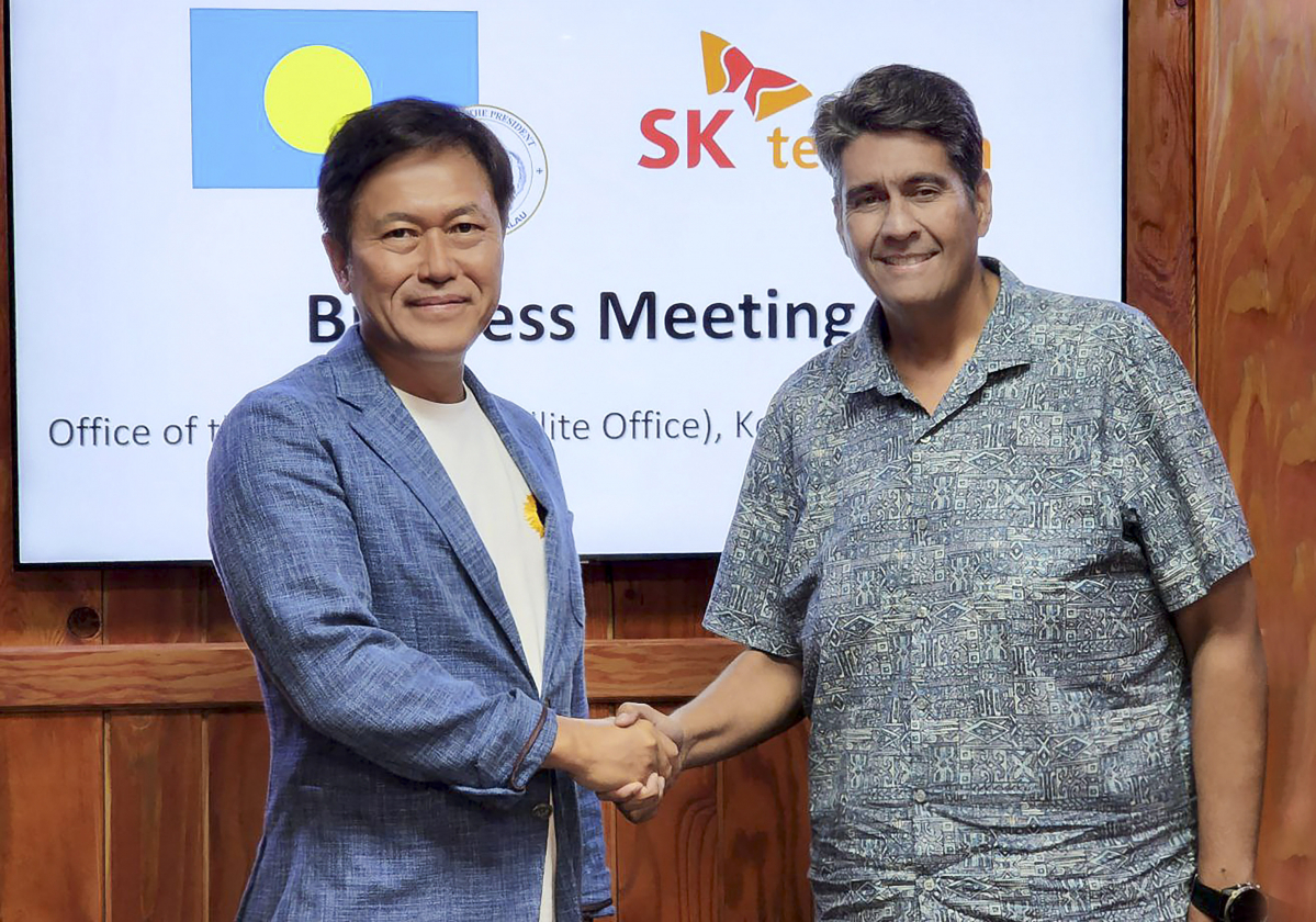 ▲ 박정호 SKT 부회장(왼쪽)과 수랑겔 휩스 주니어 팔라우 대통령(오른쪽)이 면담 이후 기념 사진을 촬영하고 있다. (사진제공=SK텔레콤)
