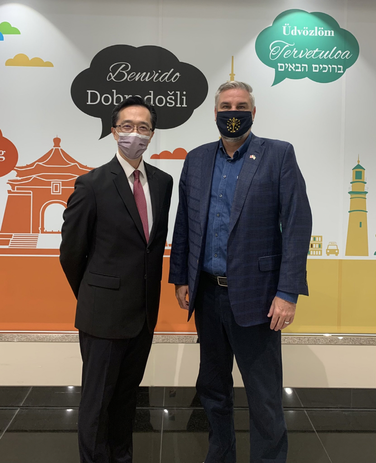 ▲에릭 홀콤(오른쪽) 미국 인디애나 주지사가 더글러스 쉬 대만 북미 담당 국장을 만나고 있다. 출처 홀콤 트위터.