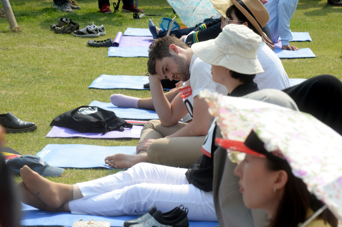 ▲2017년 4월 개최된 한강 멍때리기 대회에서 외국인 참가자가 생각에 잠겨있다. (뉴시스)
