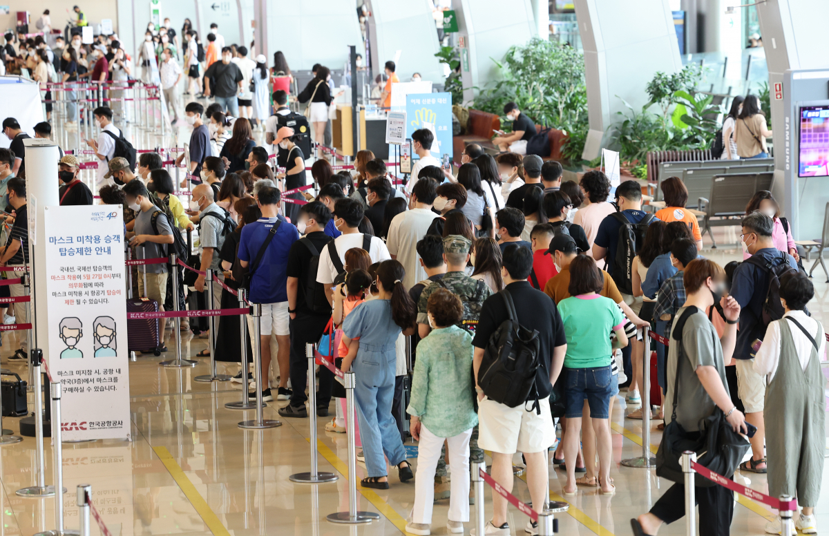 ▲19일 서울 강서구 김포국제공항 국내선 청사가 막바지 휴가를 즐기려는 인파로 붐비고 있다. (연합뉴스)