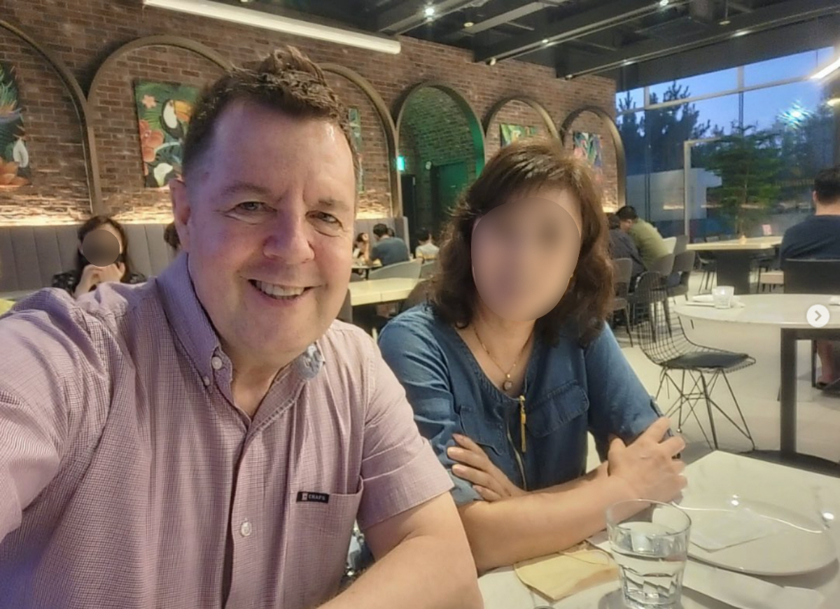 ▲(출처=로버트 할리 인스타그램)
