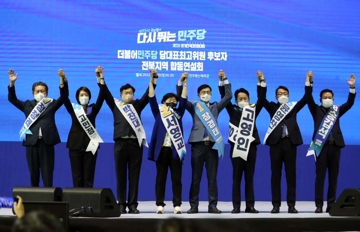 ▲20일 오후 전주 화산체육관에서 열린 더불어민주당 '당대표·최고위원 후보 전북 지역 합동연설회'에서 최고위원 후보들이 인사하고 있다. 왼쪽부터 정청래, 고민정, 박찬대, 서영교, 장경태, 고영인, 윤영찬, 송갑석 후보. (전주=연합뉴스)