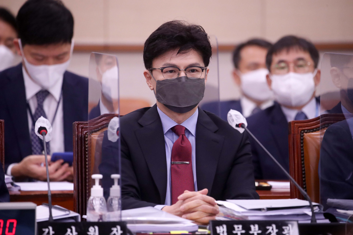 ▲한동훈 법무부 장관이 22일 서울 여의도 국회에서 열린 법제사법위원회 전체회의에 참석해 자리에 앉아 있다.  (국회사진기자단)