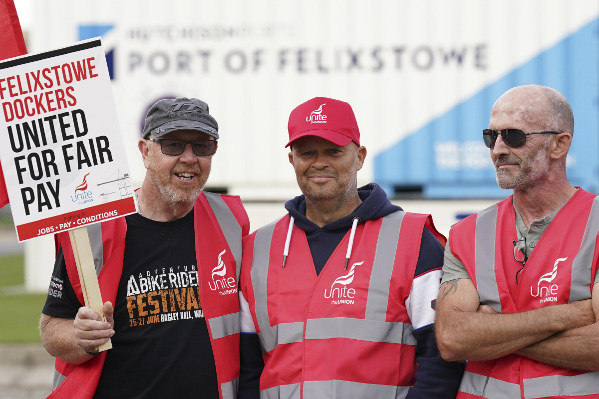 ▲영국 서퍽의 펠릭스토우항 앞에서 21일(현지시간) 노조원들이 시위하고 있다. 서퍽/AP뉴시스