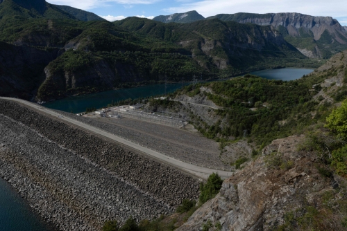 ▲프랑스 알프스의 세레 폰콘 호수 수위가 낮아지면서 댐이 모습을 드러냈다. 사비네스르락/AFP연합뉴스
