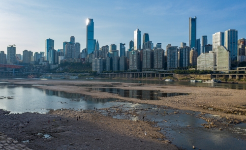 ▲중국 양쯔강이 최악 가뭄으로 바닥을 드러냈다. 충칭/EPA연합뉴스

