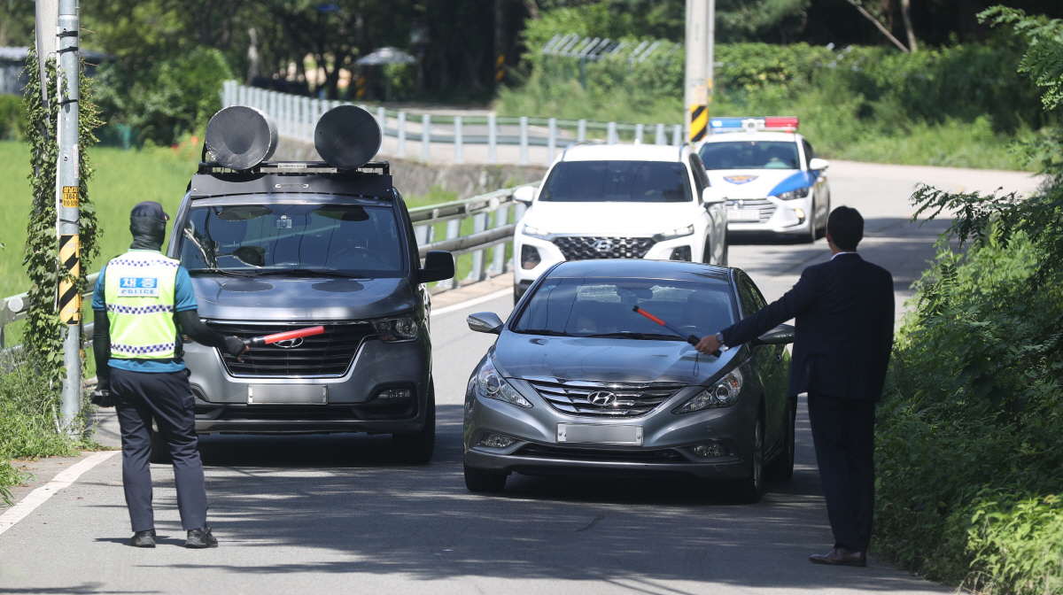 ▲문재인 전 대통령 내외 사저 경호 강화 첫날인 22일 오후 경남 양산시 하북면 평산마을 사저에서 300여m 떨어진 곳. 일반 차량이 진입하는 것과 달리 확성기 부착한 차량이 정차해 있다. 이 차는 확성기 부착으로 마을 내 진입이 불가 됐다.(연합뉴스)