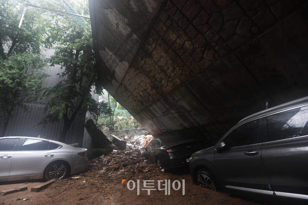 ▲수도권 일대에 폭우피해가 발생한 가운데 9일 오전 밤 사이 내린 집중호우로 침수피해를 본 서울 동작구 극동아파트 축대 붕괴현장이 위태로운 모습을 보이고 있다. 조현호 기자 hyunho@ (이투데이DB)