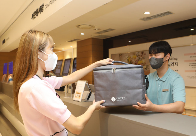 ▲고객이 롯데백화점 본점 사은행사장에서 보냉가방 회수 이벤트에 참여하고 있다.(사진제공=롯데백화점)