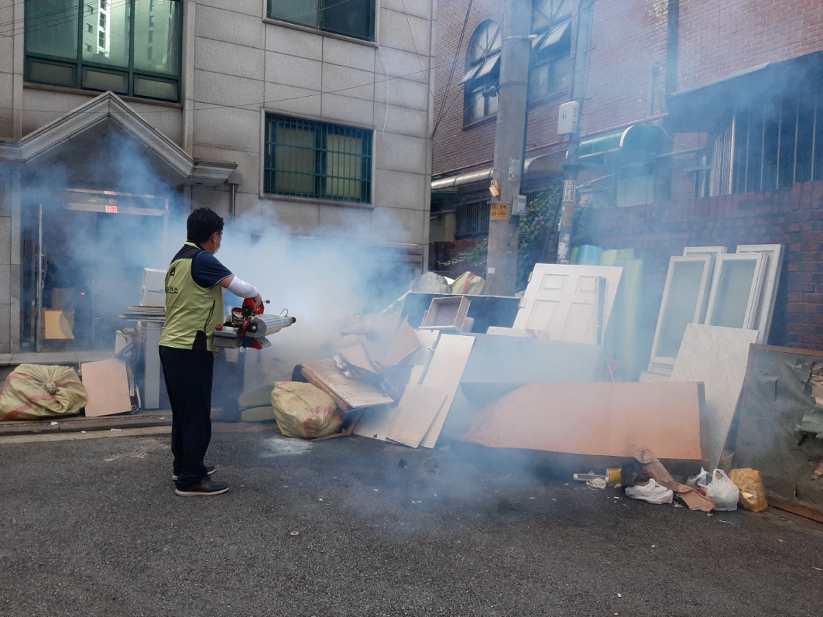 ▲서울 관악구가 침수 피해지역을 중심으로 긴급 방역을 실시하고 있다. (자료제공=관악구)