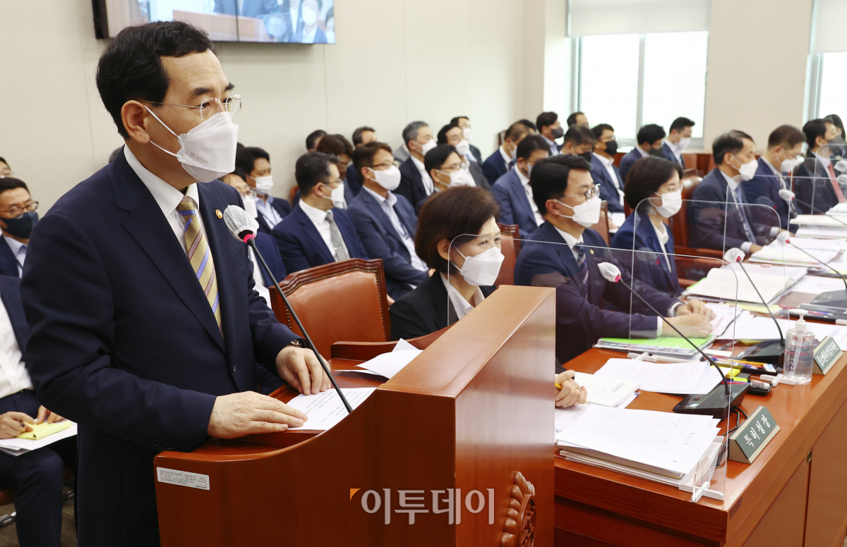 ▲이창양 산업통상자원부 장관이 22일 서울 여의도 국회에서 열린 산업통상자원중소벤처기업위원회 전체회의에서 2021 회계연도 결산 보고를 하고 있다. (국회사진취재단)
