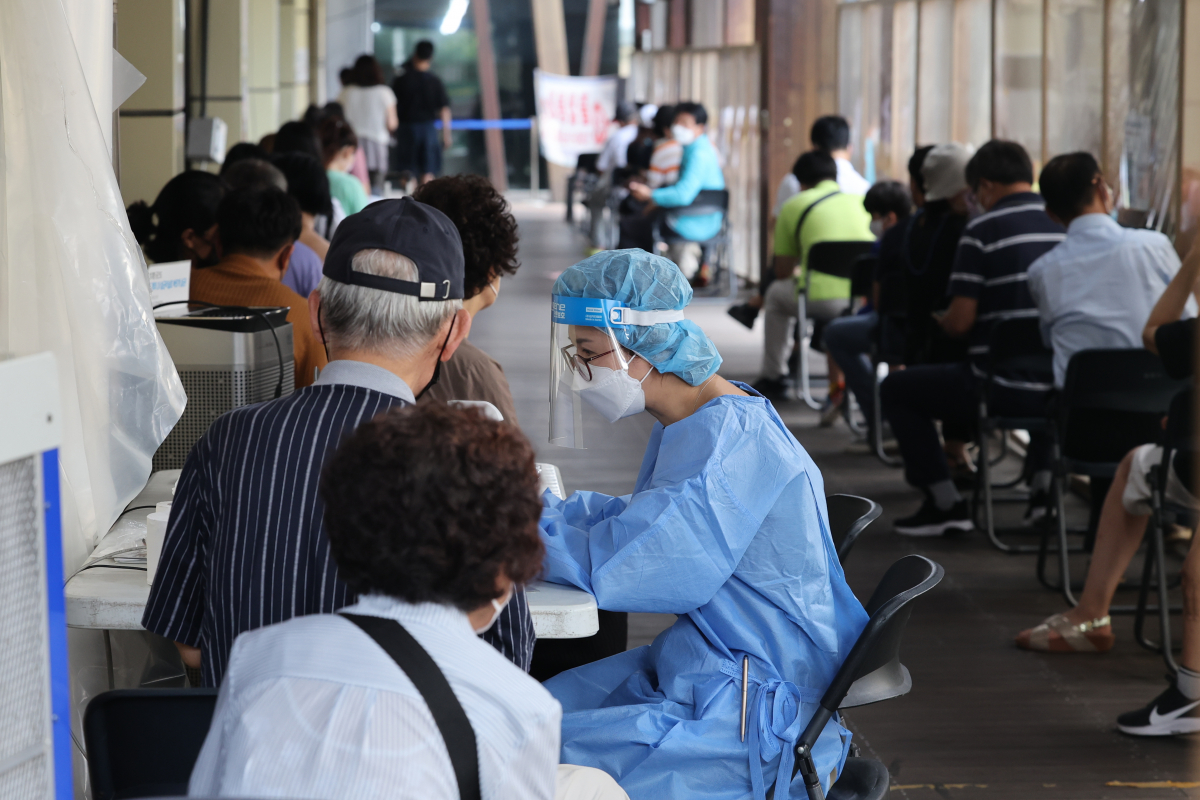 ▲서울 송파구 보건소 선별진료소를 찾은 시민들이 검사 순서를 기다리고 있다. (연합뉴스)