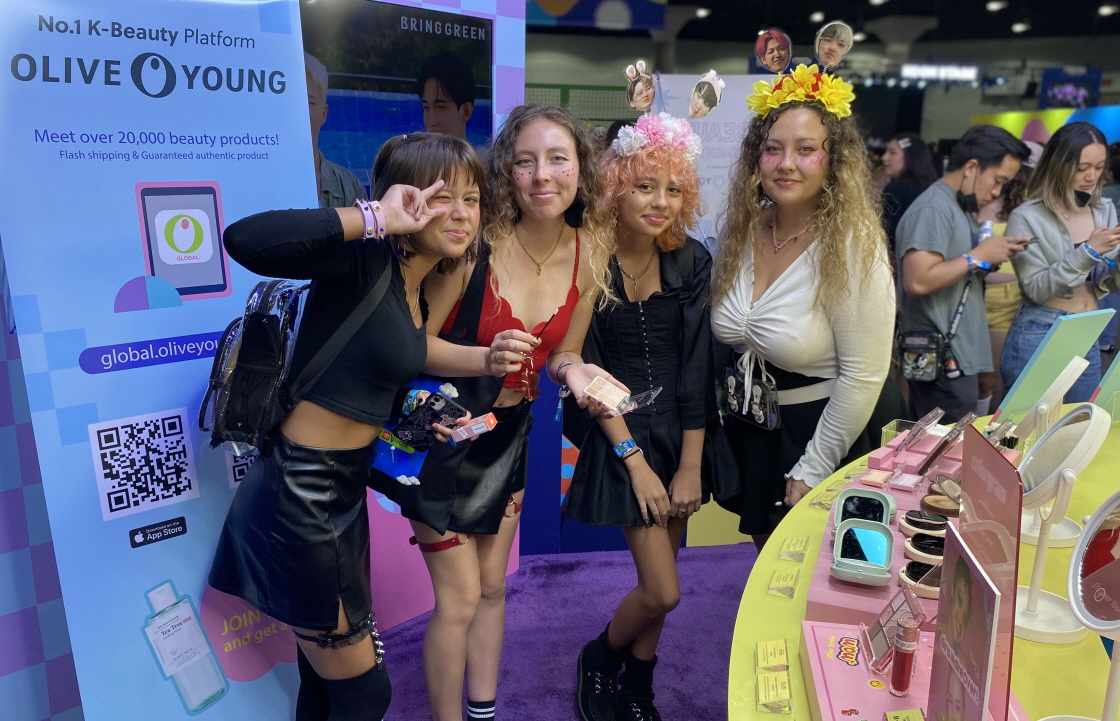 ▲KCON 2022 LA에서 K뷰티 체험을 위해 올리브영 부스를 찾은 현지 관람객들. (CJ올리브영)
