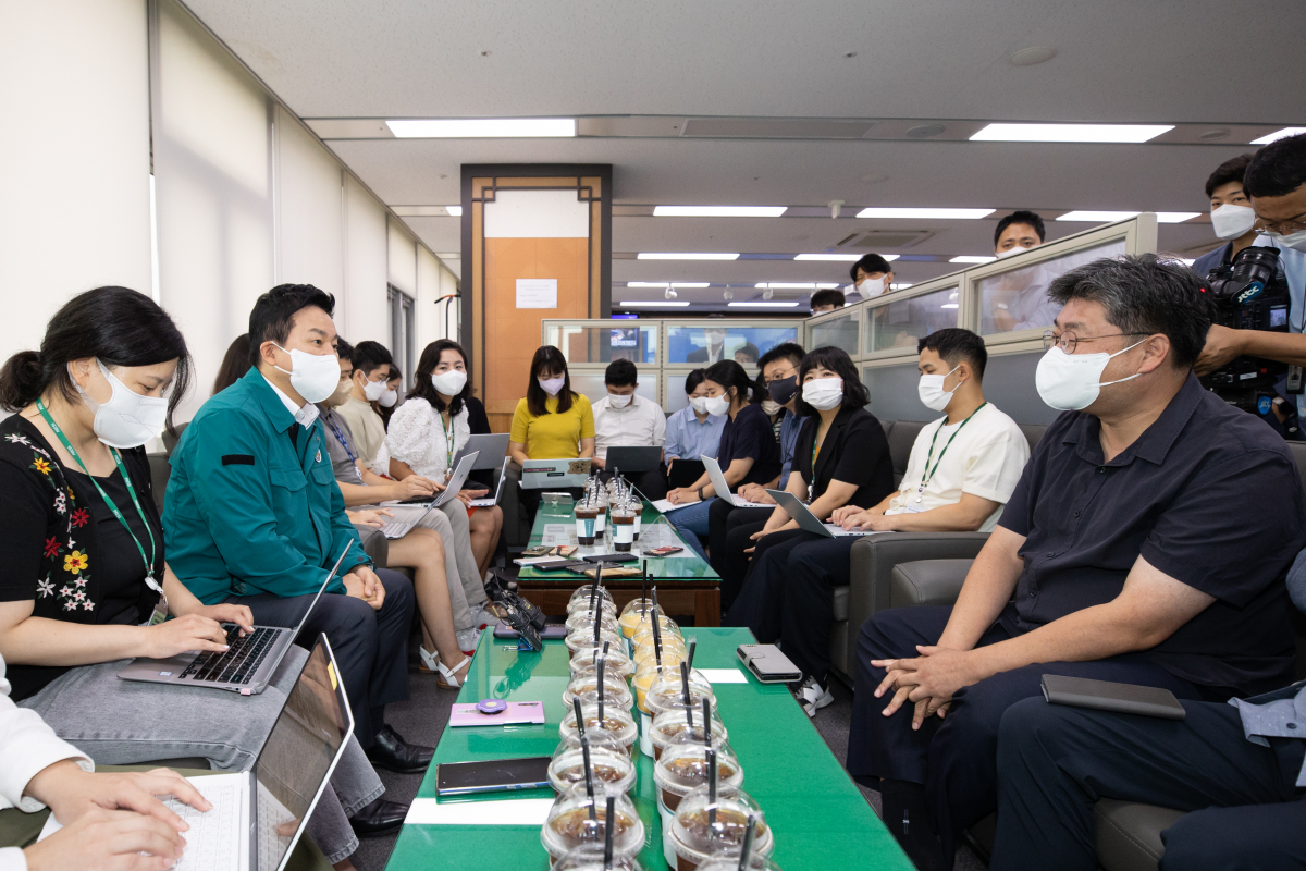 ▲원희룡 국토교통부 장관이 23일 오전 기자실에서 1기 신도시관련 설명을 하고 있다. (사진제공=국토교통부)