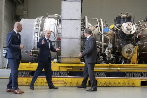 ▲울라프 숄츠(가운데) 독일 총리가 루르강변 뮐하임의 지멘스에너지를 방문해 가스관 노르트스트림1의 가스 터빈을 둘러 보고 있다. 뮐하임/AP연합뉴스
